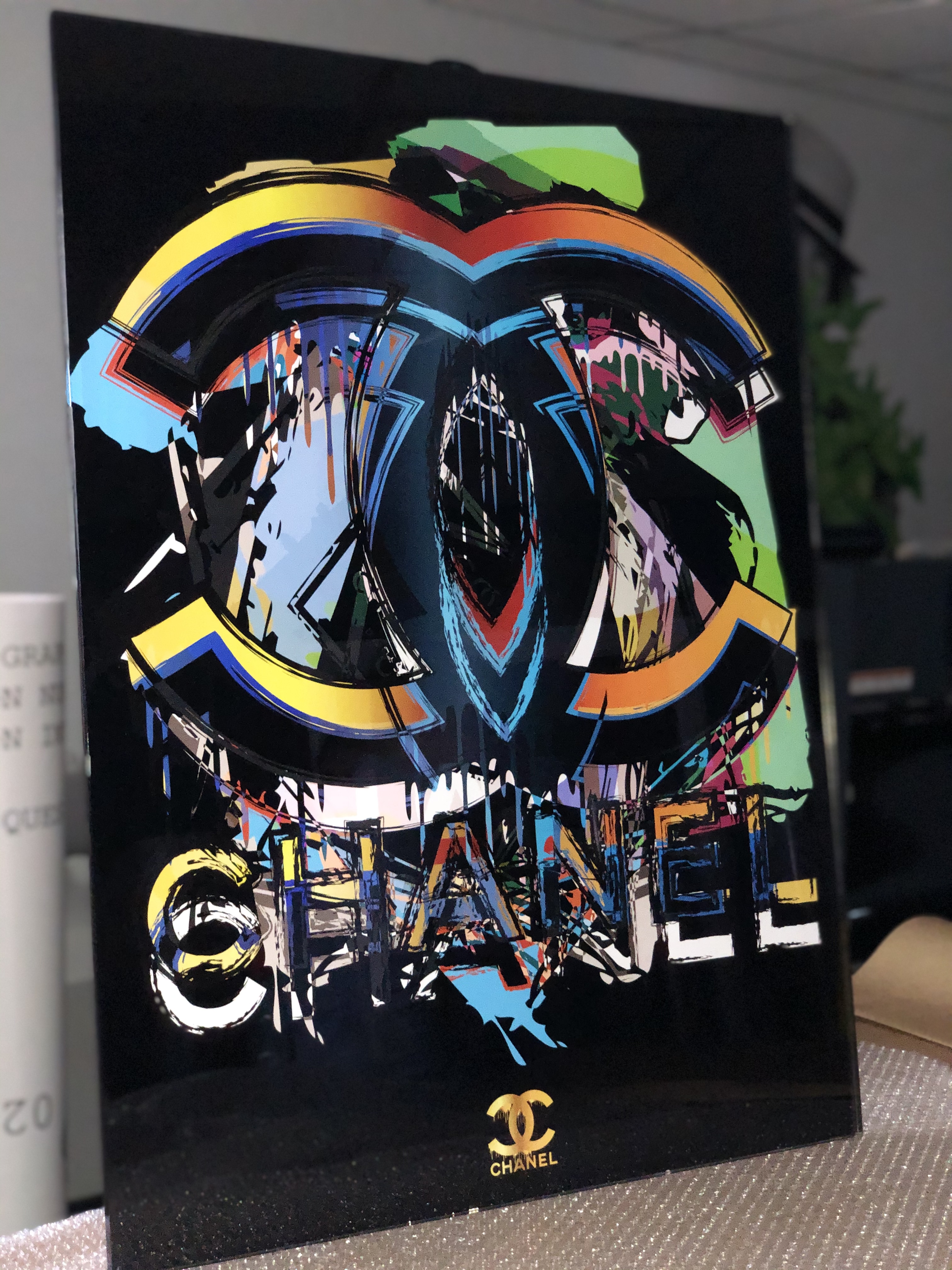Oeuvre Chanel pop art sur fond noir