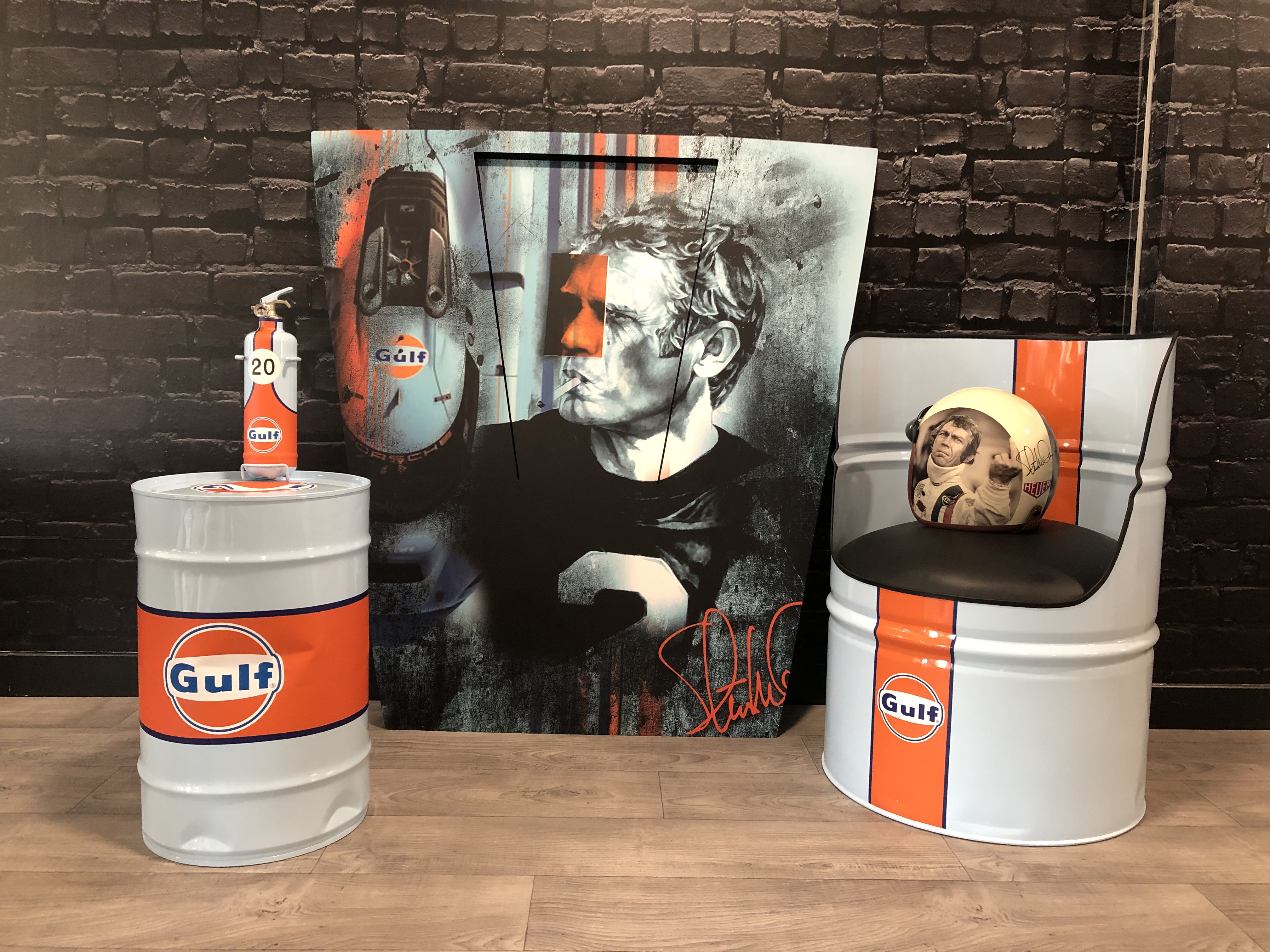 Mobilier Gulf avec casque et tableau Steve McQueen