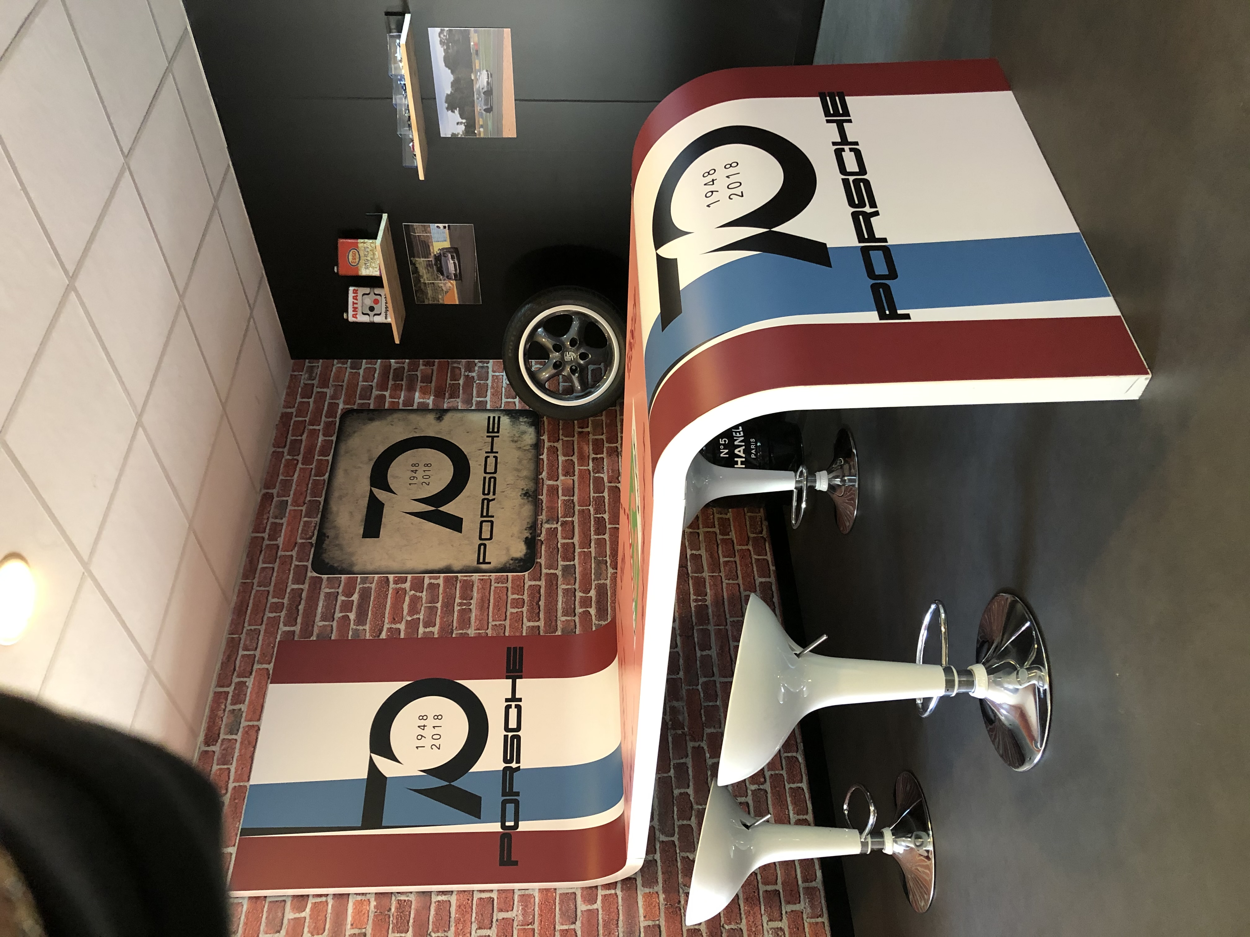 Bar Porsche custom avec assises blanches