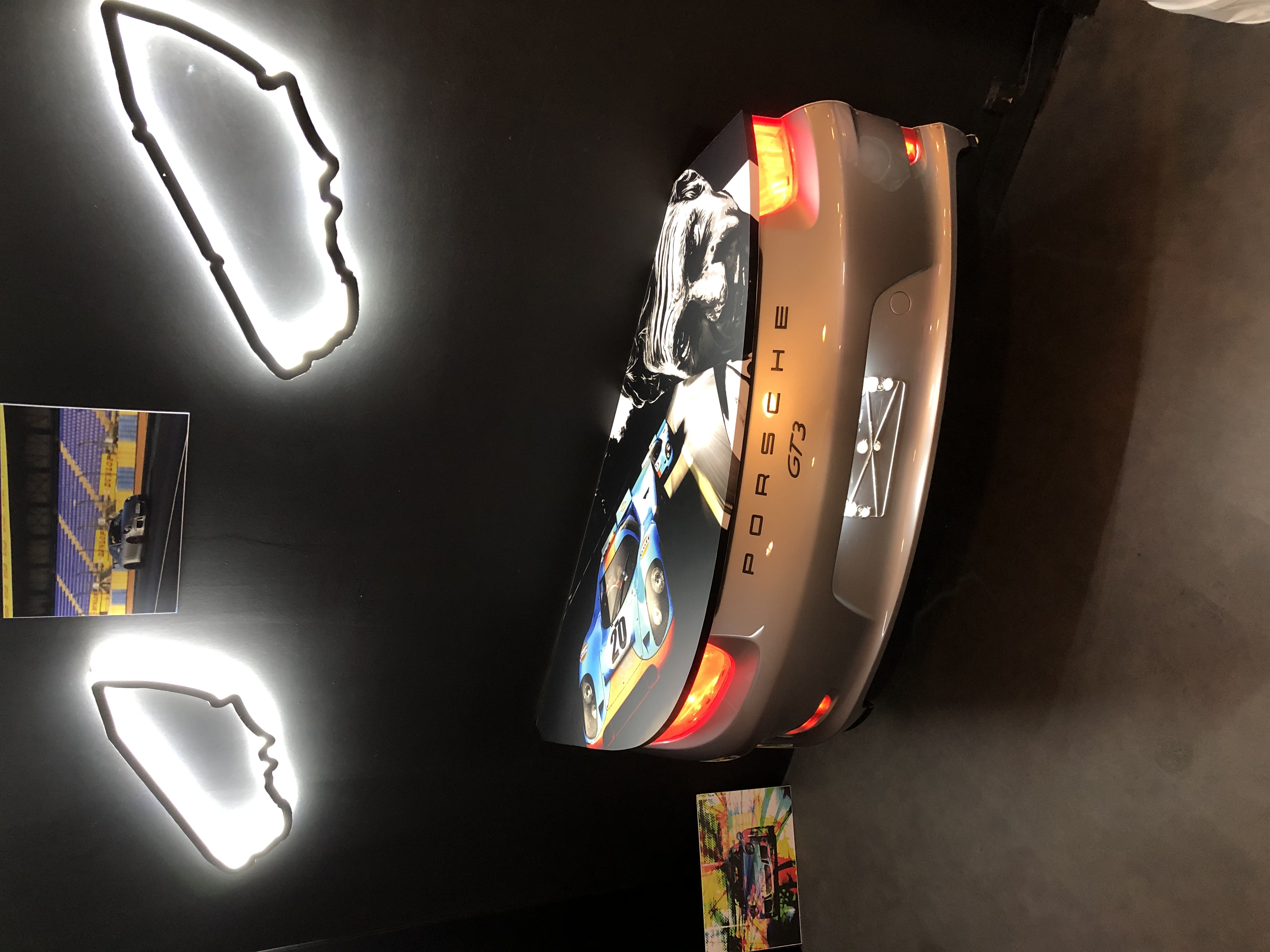 Sculpture Porsche GT3 mur noir