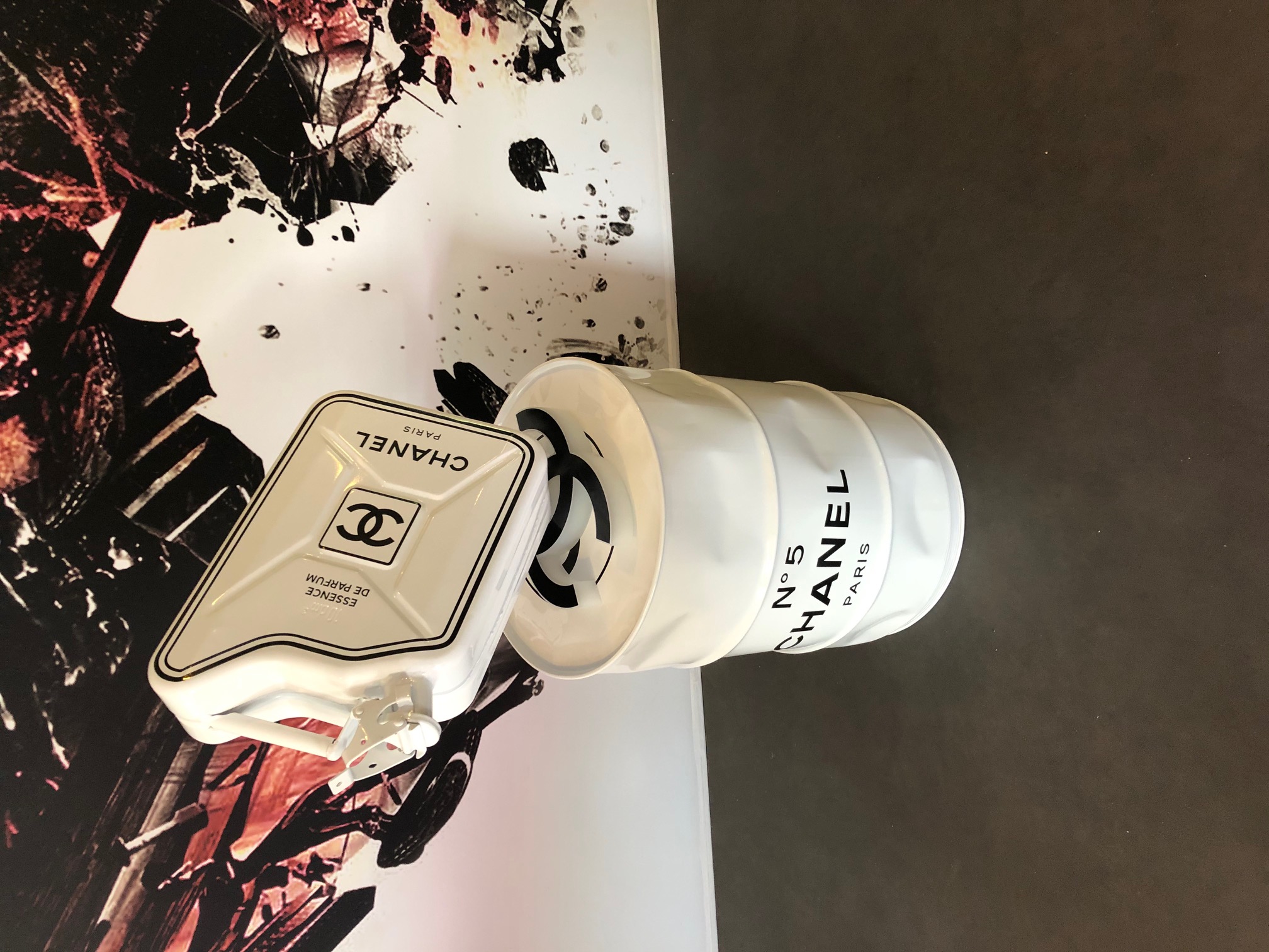 Création Chanel sur baril blanc