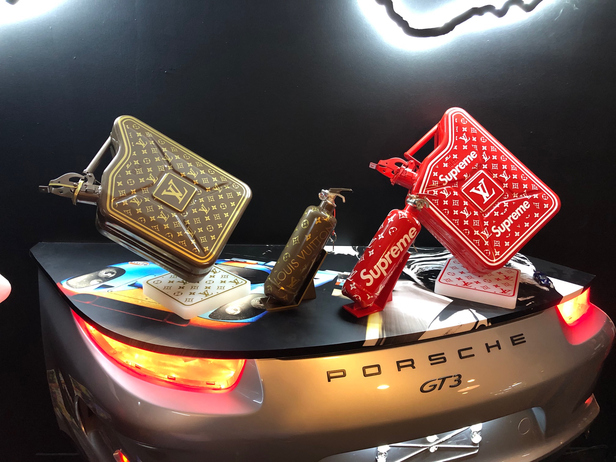 Objets Louis Vuitton et Supreme sur Porsche