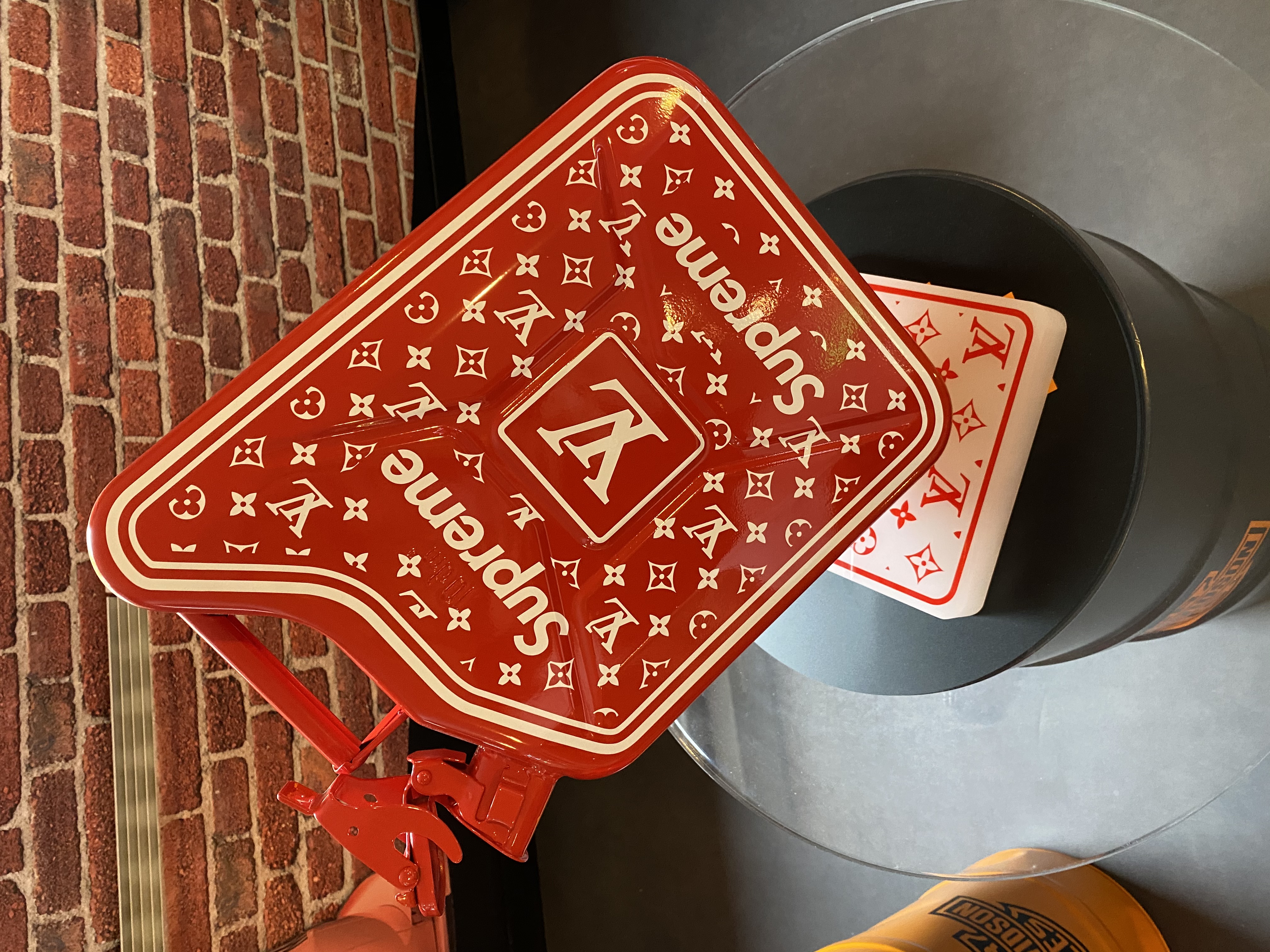 Signalétique rouge Supreme Louis Vuitton sur baril