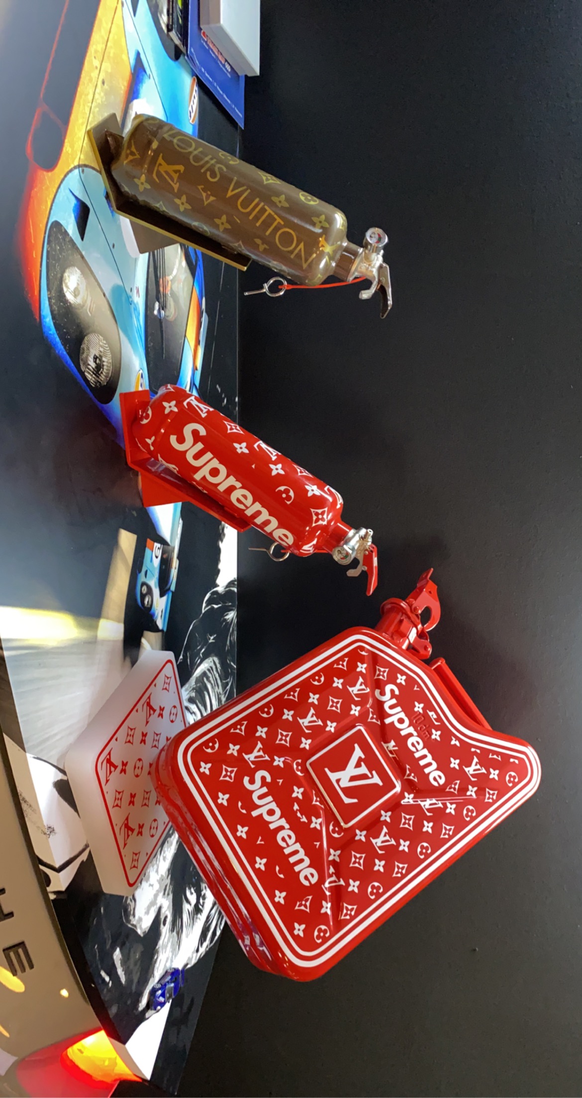 Objets Supreme et Louis Vuitton