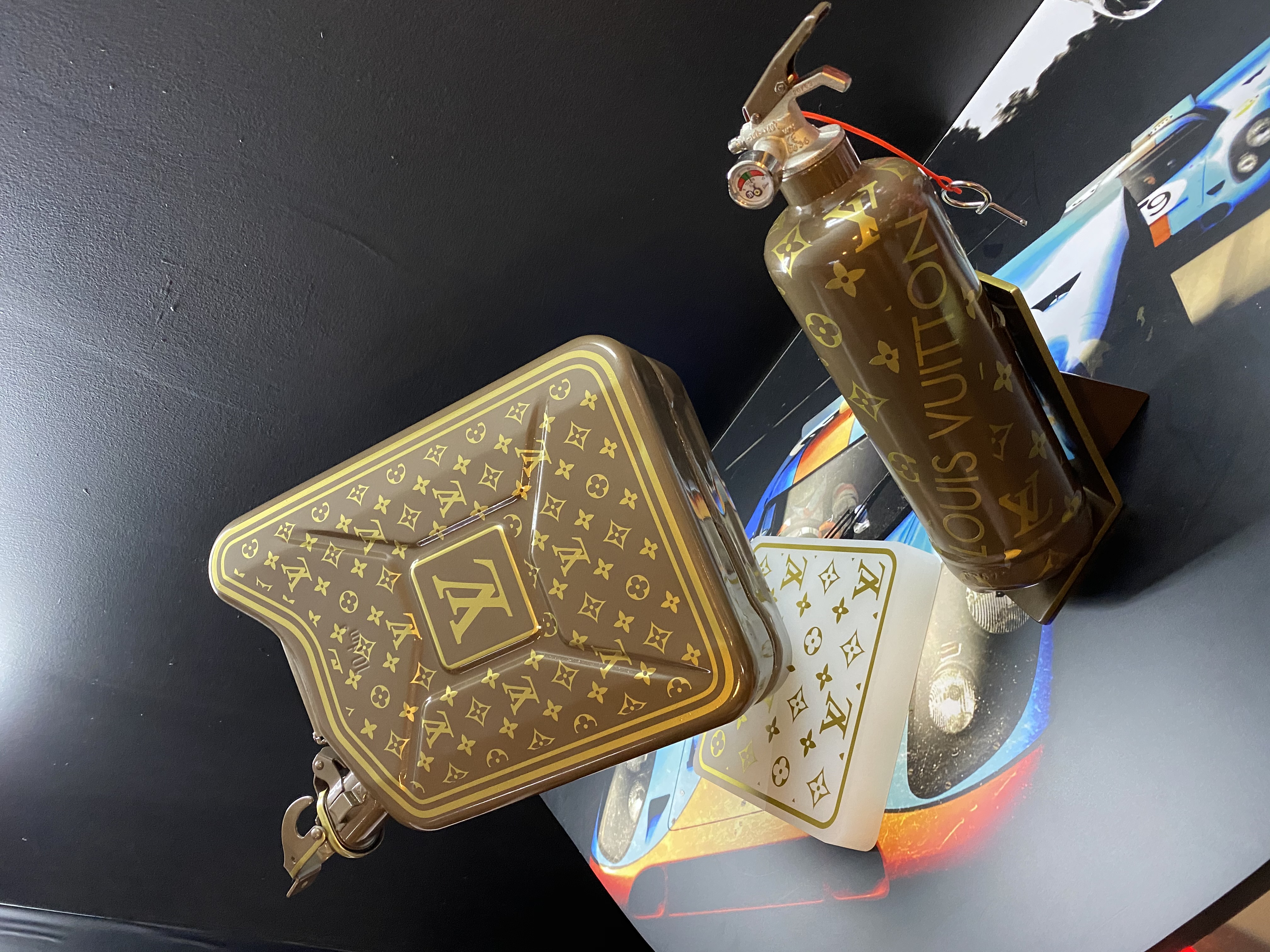 Pièce Louis Vuitton et extincteur assorti