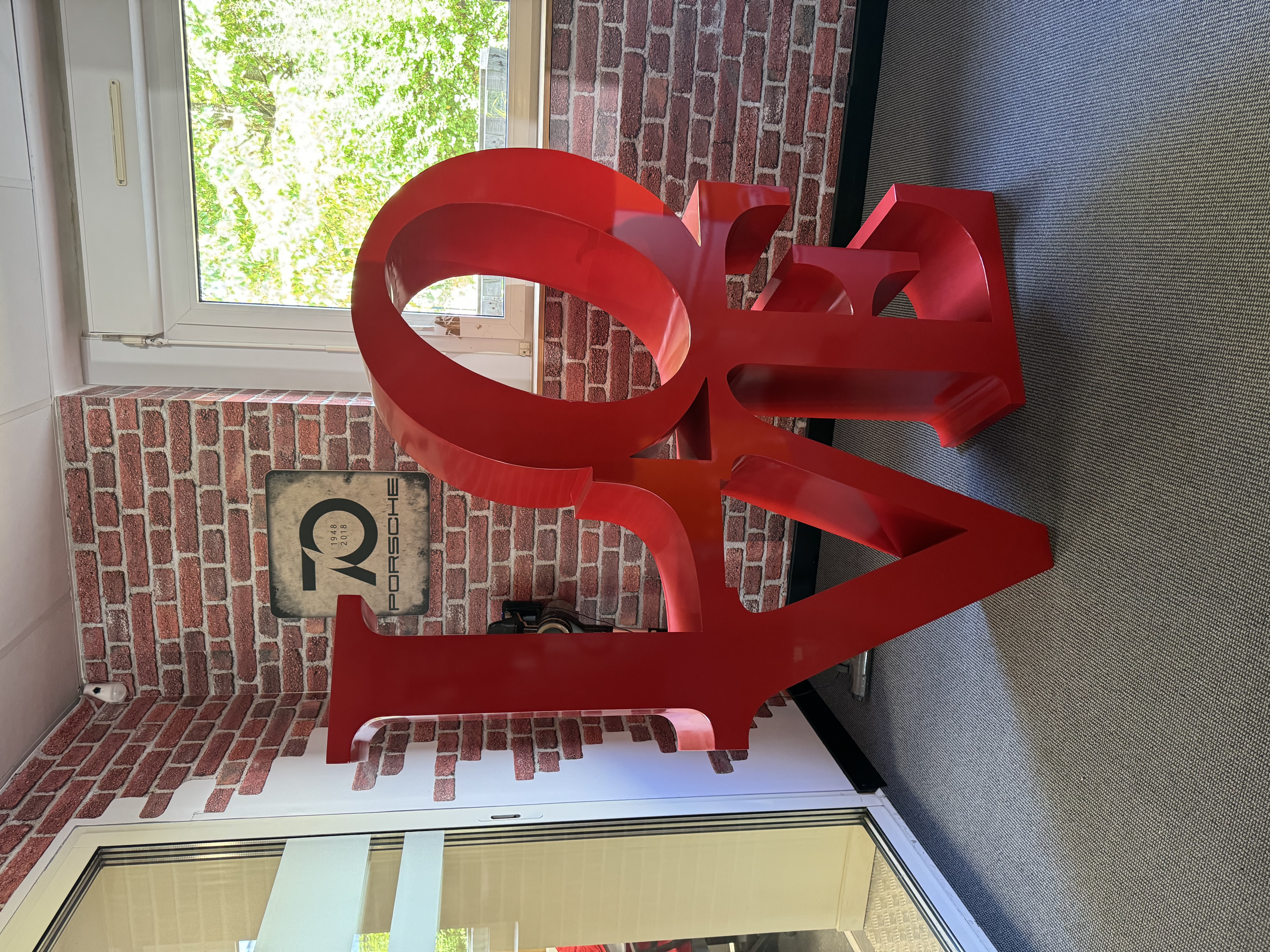 Sculpture rouge LOVE