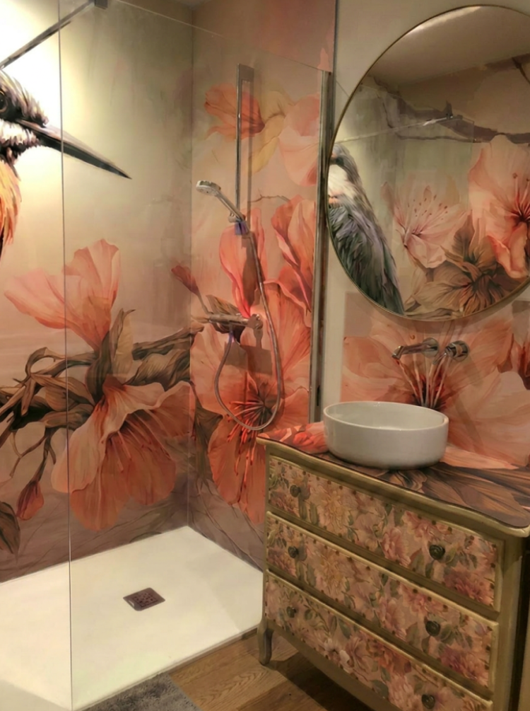 Meuble floral sur mesure dans une salle de bain artistique