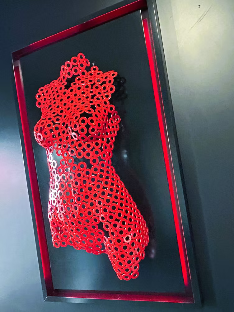 Sculpture murale rouge dans un cadre noir